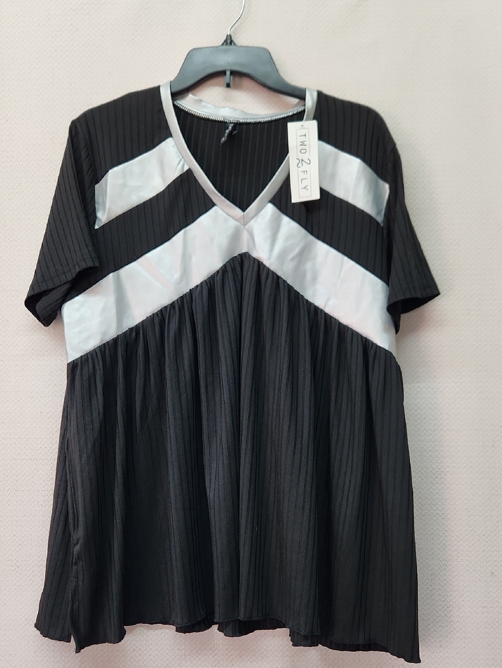 Two2Fly Black and White V-Neck Tunic Top